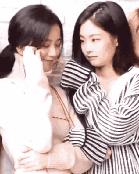 Black Pink Touch GIF - Black Pink Touch Jisoo GIFs