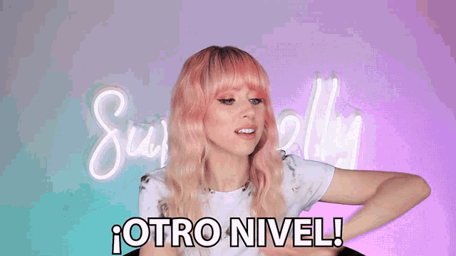 a woman with pink hair says " otro nivel " in spanish