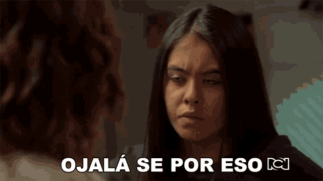 a woman is talking to another woman with the words ojalá se por eso written below her