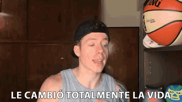 a man wearing a hat says le cambio totalmente la vida in spanish