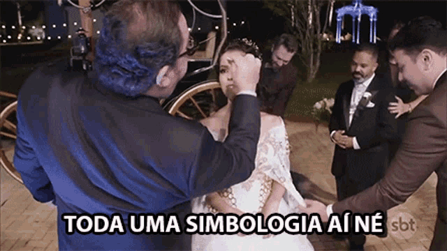 a group of men are standing around a bride with the words toda uma simbologia ai ne sbt above them