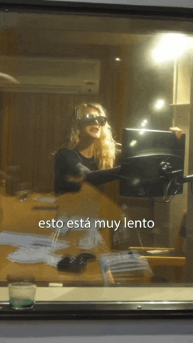 a woman in a room with the words esto esta muy lento on the bottom