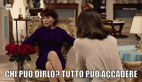 a woman in a purple dress sits in a chair talking to another woman with the caption chi puo dirlo