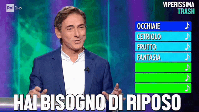 a man in a suit stands in front of a screen that says " hai bisogno di riposo "