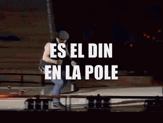 a man on a stage with the words es el din en la pole