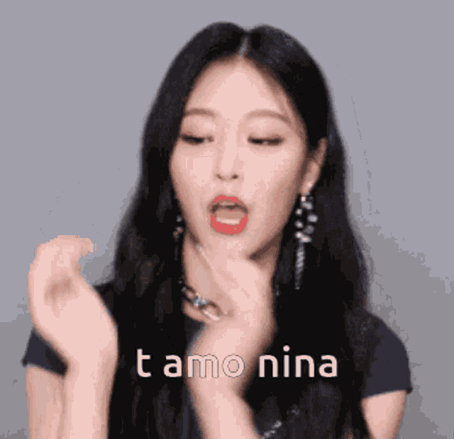Nina Hyunjin Hyunjin Nina GIF - Nina Hyunjin Hyunjin Nina Nina Hyunjin Loona GIFs