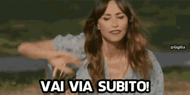 a woman in a blue dress is saying vai via subito !