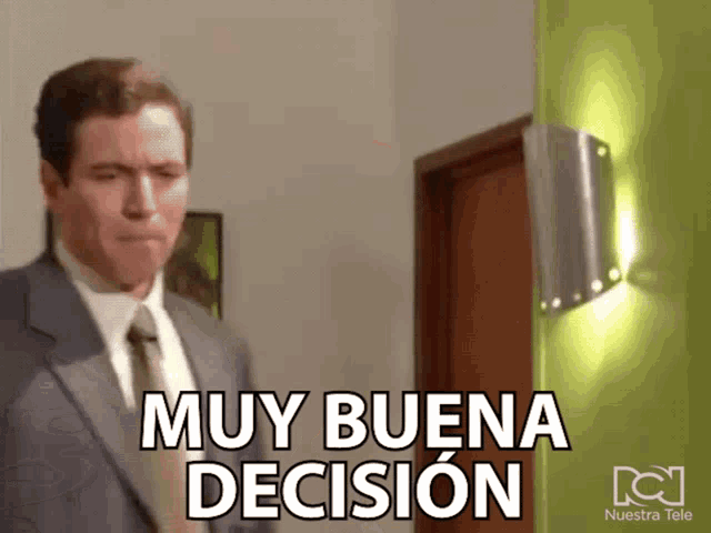 a man in a suit and tie says " muy buena decision "