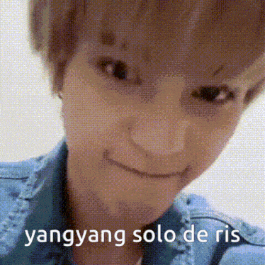 a close up of a person 's face with the words yangyang solo de ris written below it