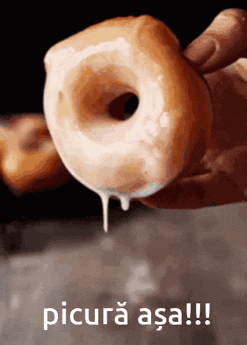 a person is holding a donut with icing dripping out of it and the caption picura asa !!!