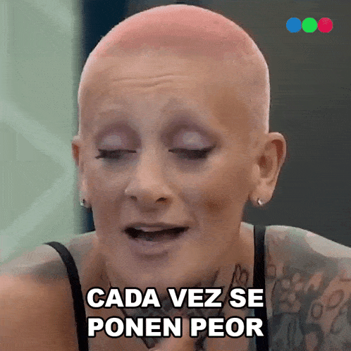 a woman with a shaved head and pink hair says " cada vez se ponen peor "