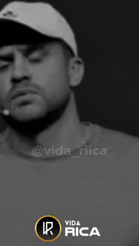 a black and white photo of a man with the words vida rica on the bottom right corner