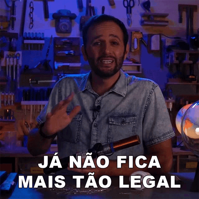 a man in a denim shirt says ja nao fica mais tao legal
