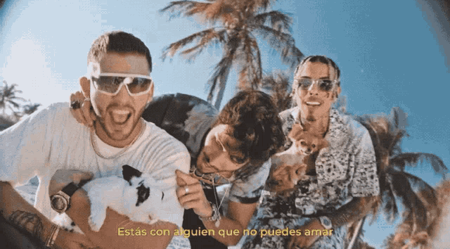 a group of men standing next to each other with the words " estás con alguien que no puedes amar " in yellow