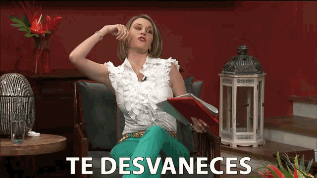 a woman sits in a chair with the words te desvaneces written below her