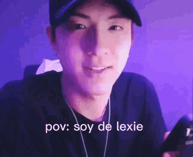 a close up of a person 's face with the words pov : soy de lexie below it