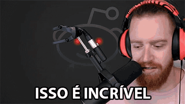 a man wearing headphones stands in front of a microphone with the words isso e incrivel below him