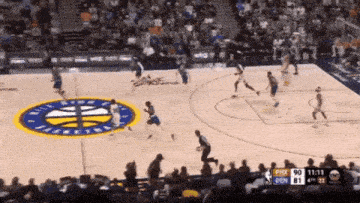 a basketball game is being played between the phoenix suns and the den 81