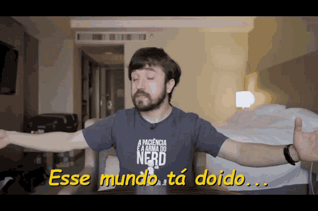 a man wearing a shirt that says a paciencia e arma do nerd
