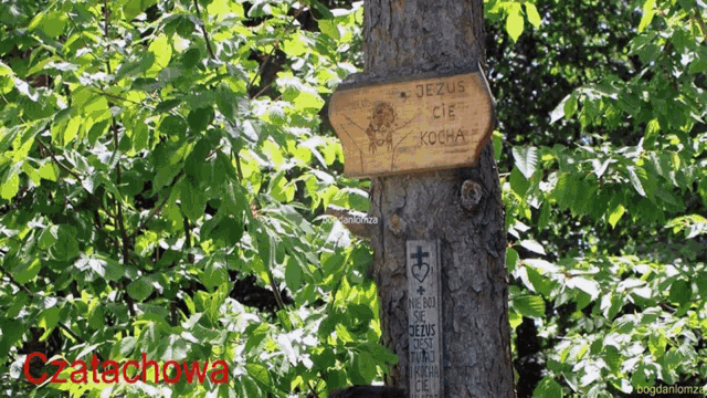 a wooden sign that says jezus cie kocha on it