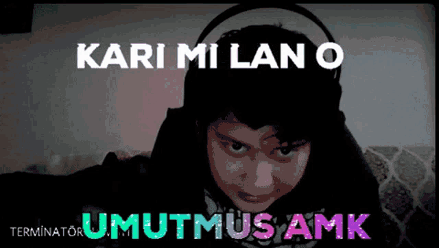 a boy wearing headphones with the words kari mi lan o umutmus amk below him