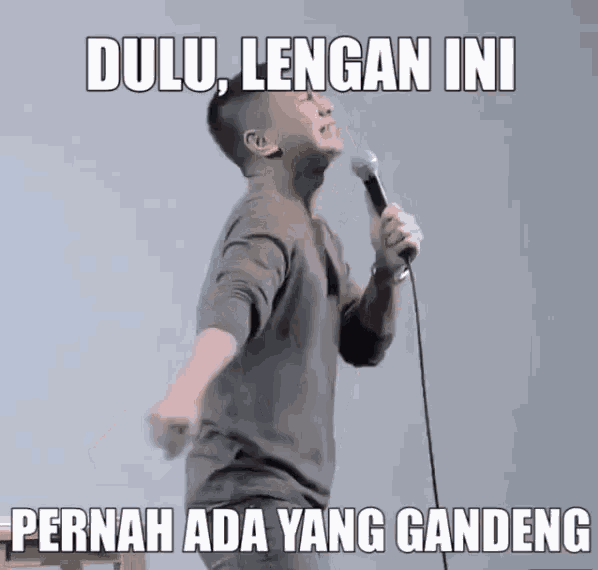 a man singing into a microphone with a caption that says dulu lengan ini