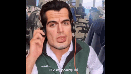 a man wearing headphones says ok et pourquoi in french