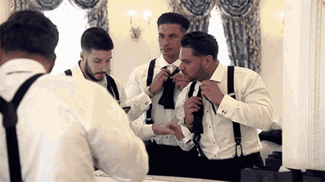How To Tie A Necktie Checking It On Interenet GIF - How To Tie A Necktie Checking It On Interenet Suiting Up GIFs