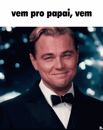 a man in a tuxedo is smiling with the words vem pro papai