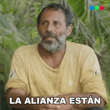 a man with a beard and a yellow shirt says la alianza estan in spanish