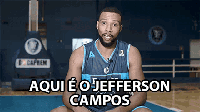 a man wearing a jersey that says aqui eo jefferson campos