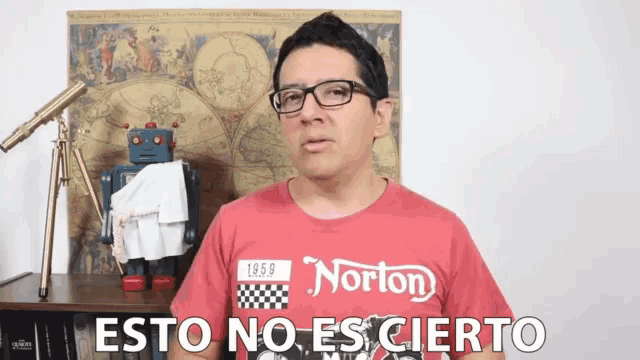 a man wearing a red norton t-shirt says esto no es cierto