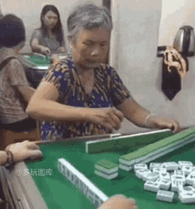打牌 麻將 偷看 噓 別說 惦惦 GIF - Gamble Mahjong Peek GIFs
