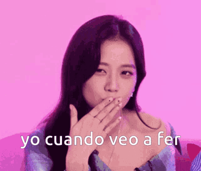 a woman is making a funny face with the words yo cuando veo a fer written on the bottom