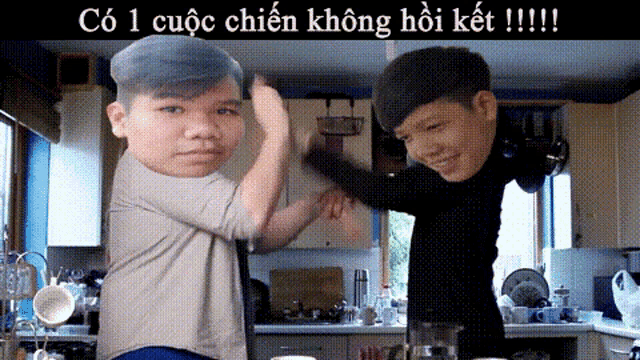 two men are fighting in a kitchen with the words có 1 cuộc chiến không hỏi kết !!! on the bottom