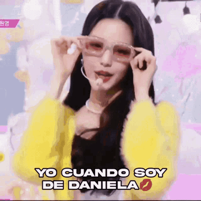 a woman wearing sunglasses with yo cuando soy de daniela written above her