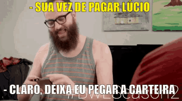 a man with a beard and glasses says sua vez de pagar lucio claro deja eu pegar a carteira
