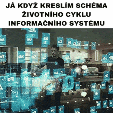 a man standing in front of a screen that says " ja kdyz kreslim schéma "