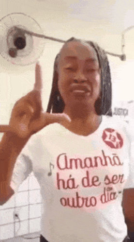 a woman wearing a shirt that says amanha has de ser outro dia