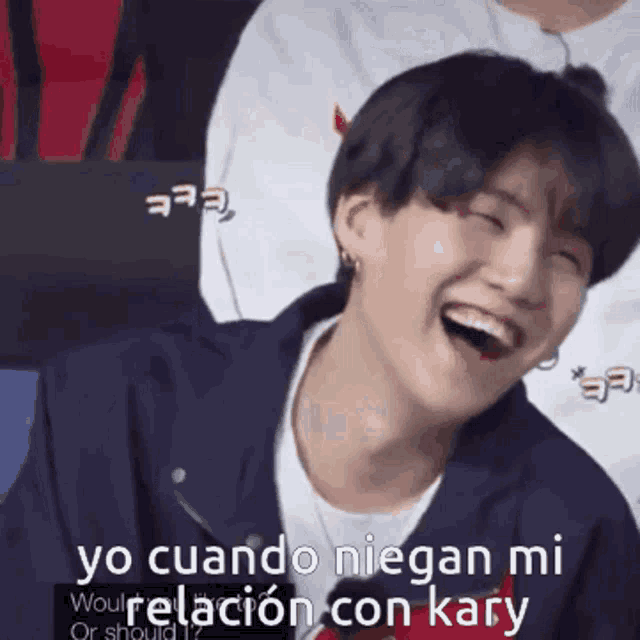 a man is laughing with the words yo cuando niegan mi relation con kary