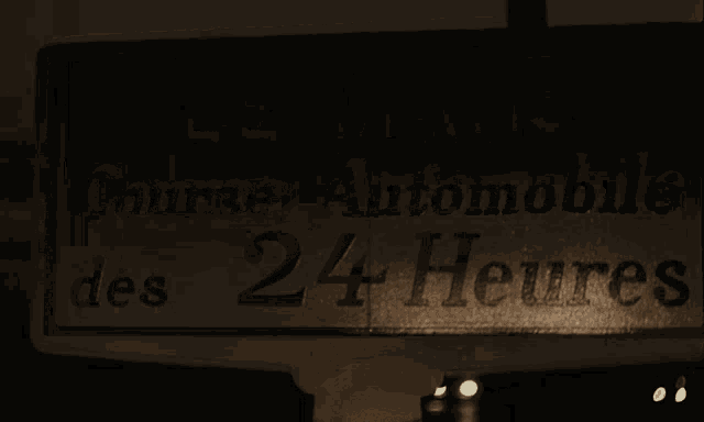 a sign that says le mans on it