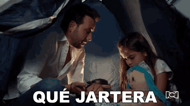 a man and a little girl in a tent with que jartera written on the bottom right
