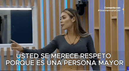 a woman stands in front of a wall with the words " usted se merece respecto porque es una persona mayor "