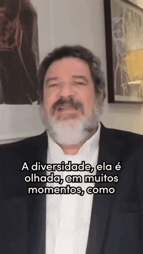 a man with a beard and a suit says a diversidade ela e olhada em muitos momentos como