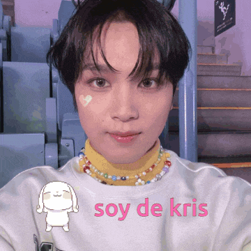 a woman taking a selfie with the words soy de kris written in pink
