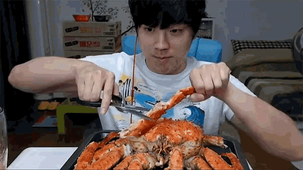Yummy Delicious GIF - Yummy Delicious King Crab GIFs