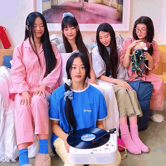 a girl wearing a blue shirt that says ' sunn ' on it
