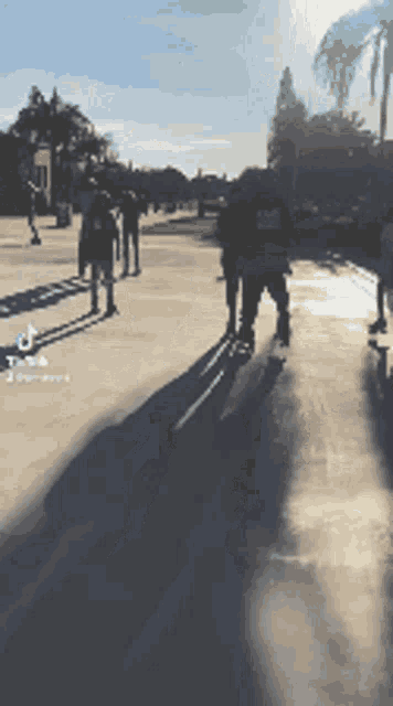 Roller Skating Syncronized Skaters GIF - Roller Skating Syncronized Skaters Couple Skating GIFs