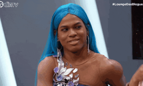 a woman with blue hair is on a tv show called lounge das bloge