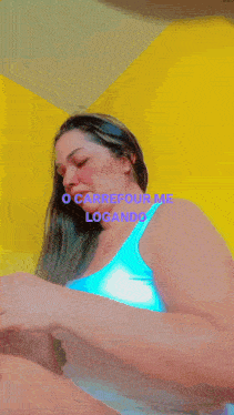 a woman in a blue tank top with the words o carrefour me logando on the bottom right